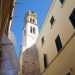 Pure questa torre presenta un intersecarsi di motivi romanici (evidenti nei due ordini inferiori con bifore eleganti inquadrate da colonnine slanciate) e di tratti barocchi: la parte sommitale "a cipolla", aperta su ogni lato con ripetuti occhielli, fu infatti costruita a met del 600